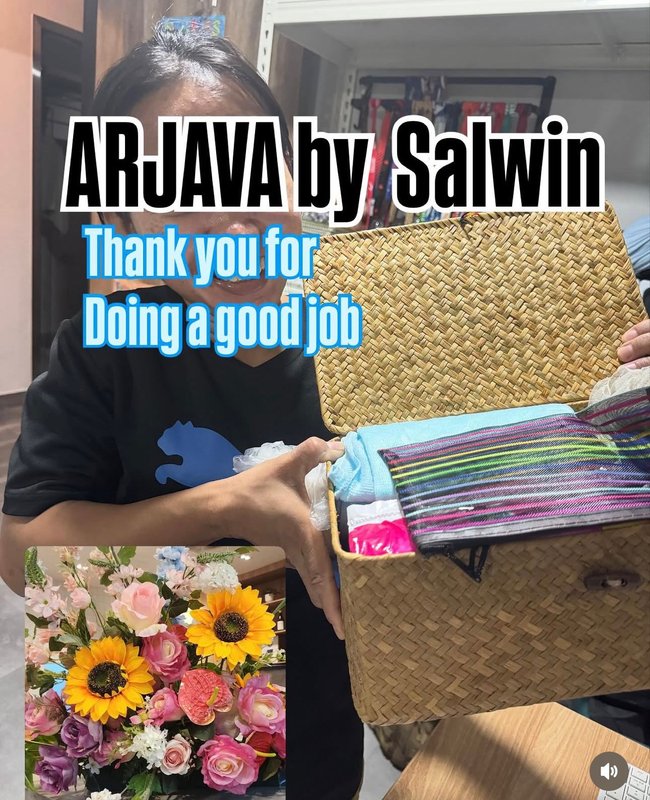 A helper receiving a thank-you gift from Arjava for doing a good job